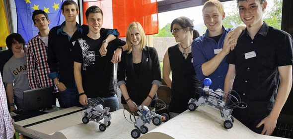 Roboter balancieren Bälle auf der Buckelpiste – das haben Schüler aus Müllheim und Mulhouse entwickelt, ein gemeinsames Projekt das mit Interreg-Mitteln gefördert wird. Foto: Sigrid Umiger
